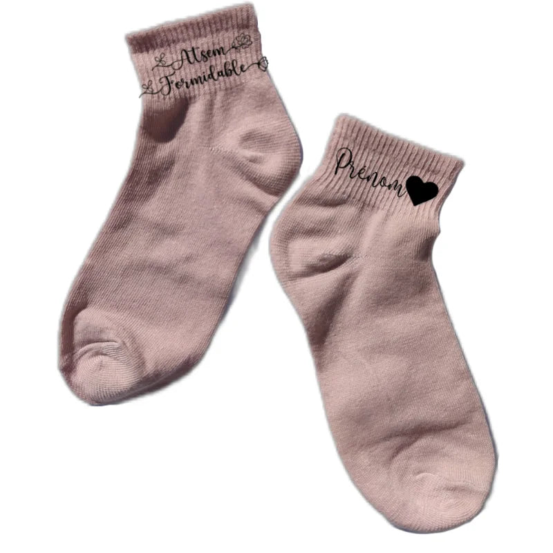 Chaussette courte personnalisée atsem formidable disponible en blanc, rose, vert, jaune, violet et bleu