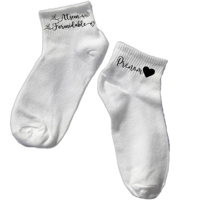 Chaussette courte personnalisée atsem formidable disponible en blanc, rose, vert, jaune, violet et bleu
