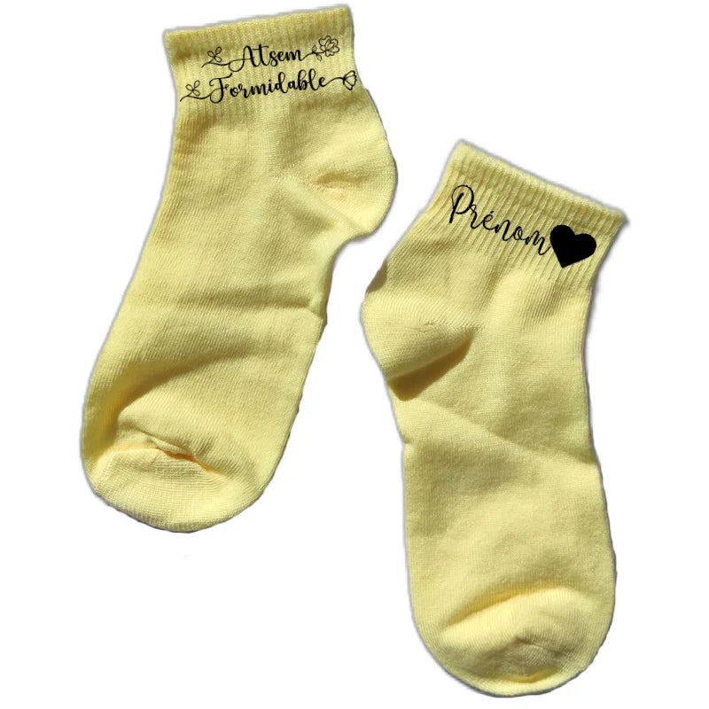 Chaussette courte personnalisée atsem formidable disponible en blanc, rose, vert, jaune, violet et bleu