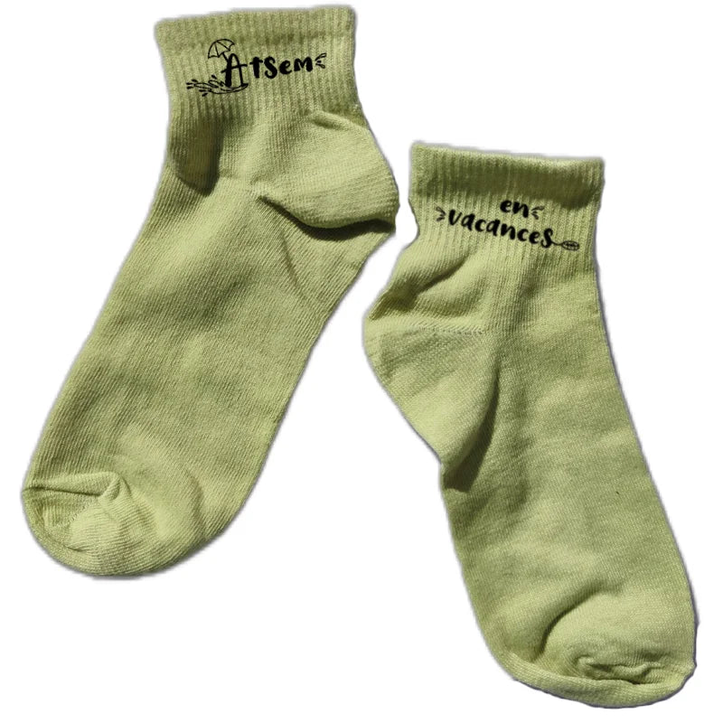 Chaussette courte atsem vacances disponible en blanc, rose, vert, jaune, violet et bleu