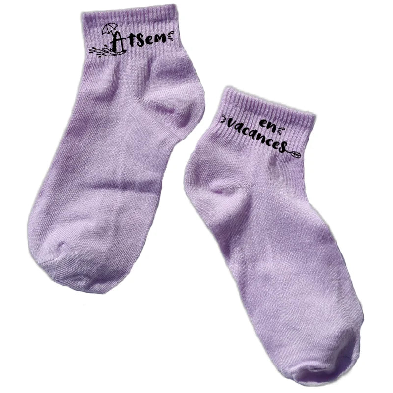 Chaussette courte atsem vacances disponible en blanc, rose, vert, jaune, violet et bleu