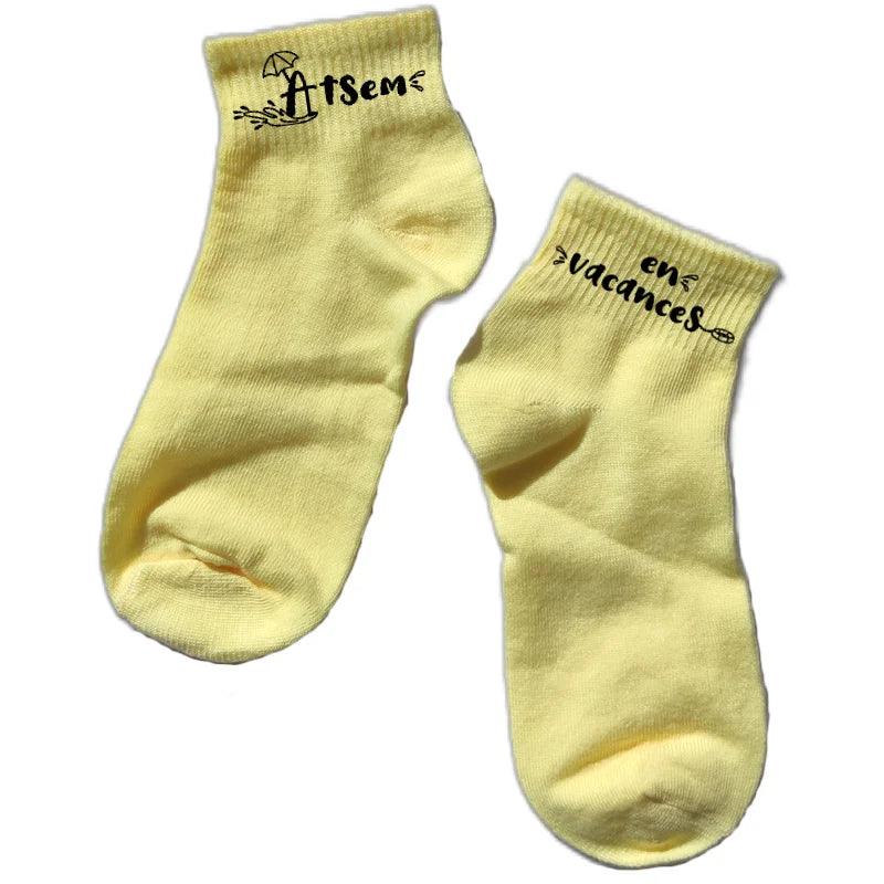 Chaussette courte atsem vacances disponible en blanc, rose, vert, jaune, violet et bleu