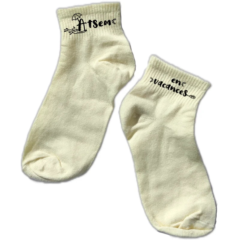 Chaussette courte atsem vacances disponible en blanc, rose, vert, jaune, violet et bleu