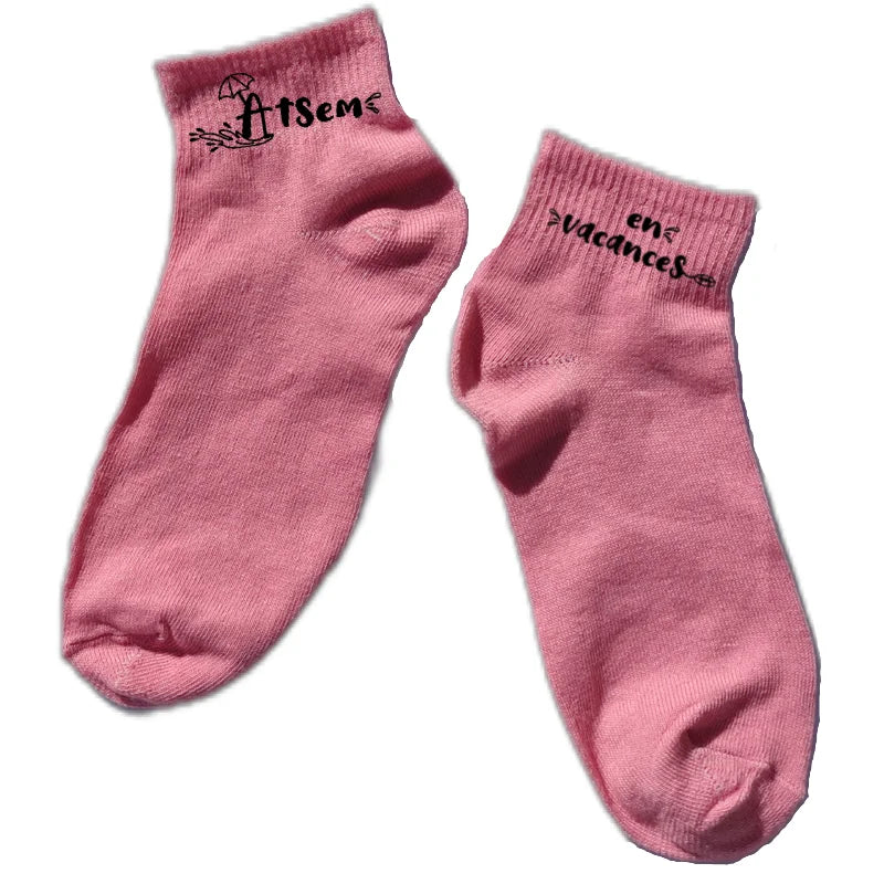 Chaussette courte atsem vacances disponible en blanc, rose, vert, jaune, violet et bleu