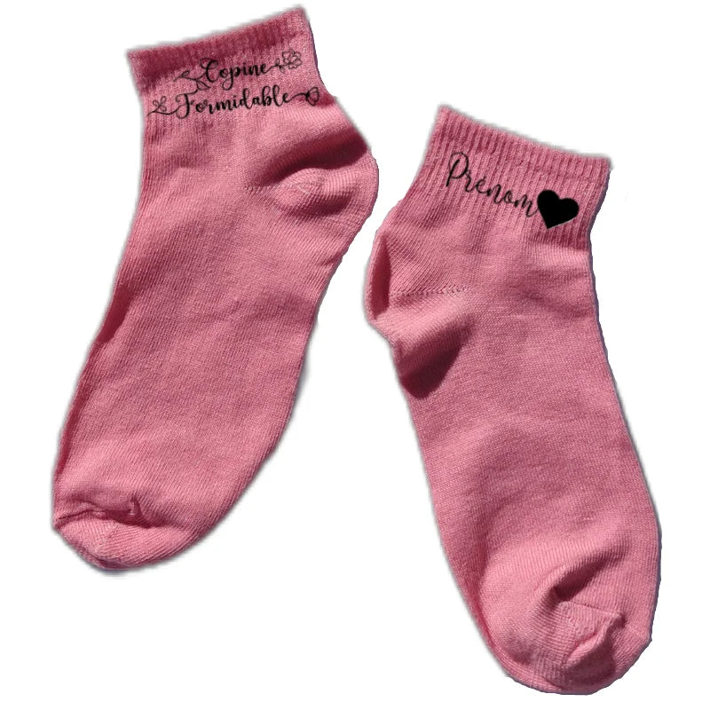 Chaussette courte personnalisée copine formidable disponible en blanc, rose, vert, jaune, violet et bleu