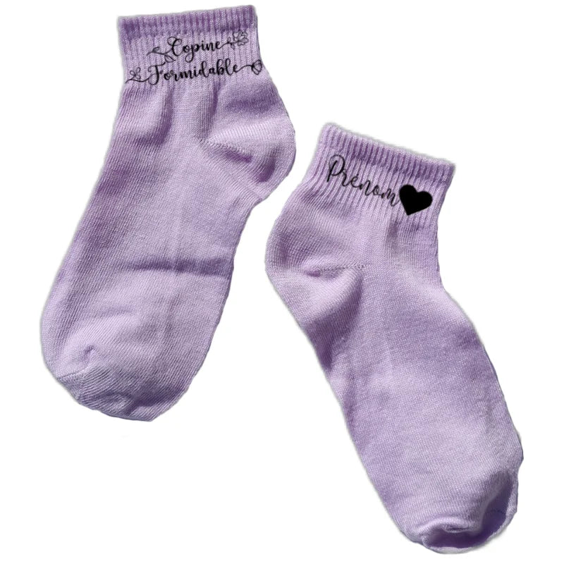 Chaussette courte personnalisée copine formidable disponible en blanc, rose, vert, jaune, violet et bleu