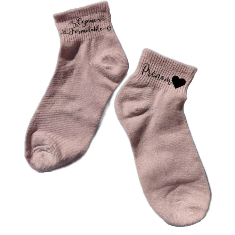 Chaussette courte personnalisée copine formidable disponible en blanc, rose, vert, jaune, violet et bleu