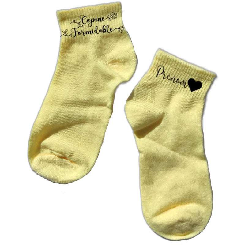 Chaussette courte personnalisée copine formidable disponible en blanc, rose, vert, jaune, violet et bleu