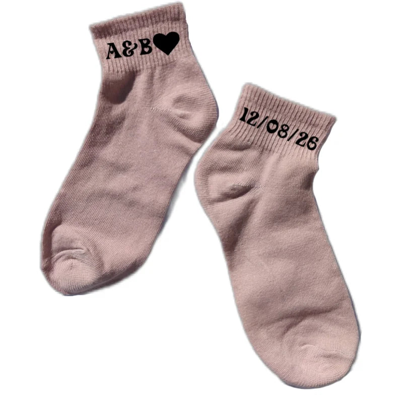 Chaussette courte personnalisée initiales couple disponible en blanc, rose, vert, jaune, violet et bleu