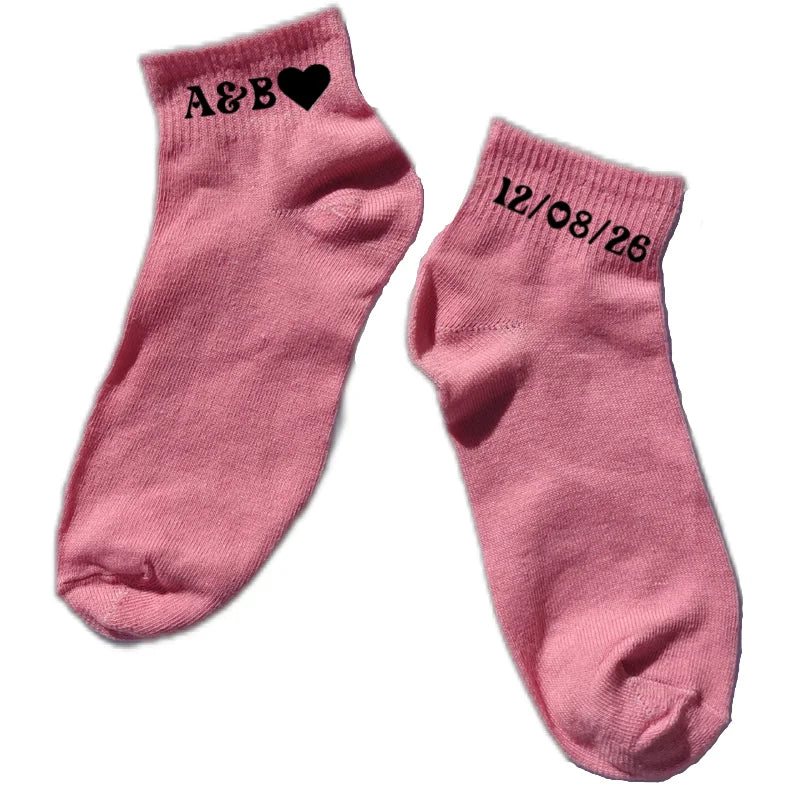 Chaussette courte personnalisée initiales couple disponible en blanc, rose, vert, jaune, violet et bleu