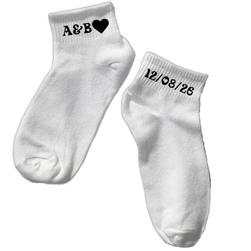 Chaussette courte personnalisée initiales couple disponible en blanc, rose, vert, jaune, violet et bleu