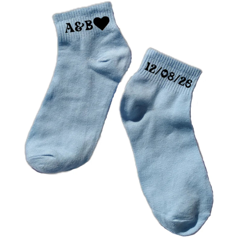 Chaussette courte personnalisée initiales couple disponible en blanc, rose, vert, jaune, violet et bleu