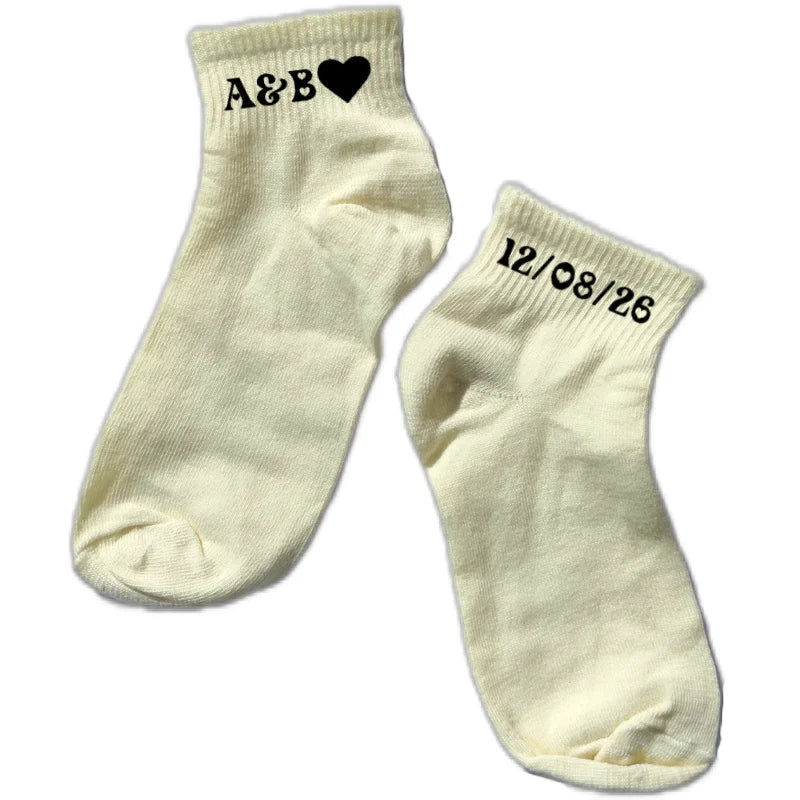 Chaussette courte personnalisée initiales couple disponible en blanc, rose, vert, jaune, violet et bleu