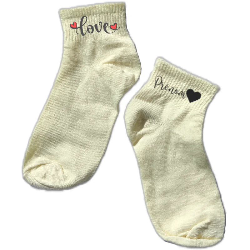 Chaussette courte personnalisée love disponible en blanc, rose, vert, jaune, violet et bleu
