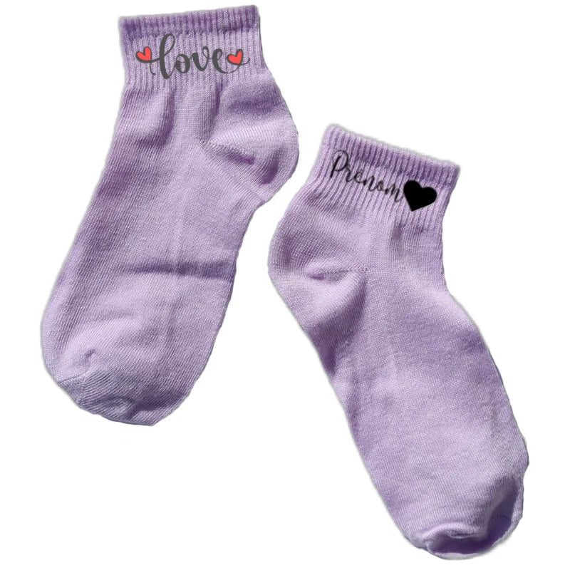 Chaussette courte personnalisée love disponible en blanc, rose, vert, jaune, violet et bleu