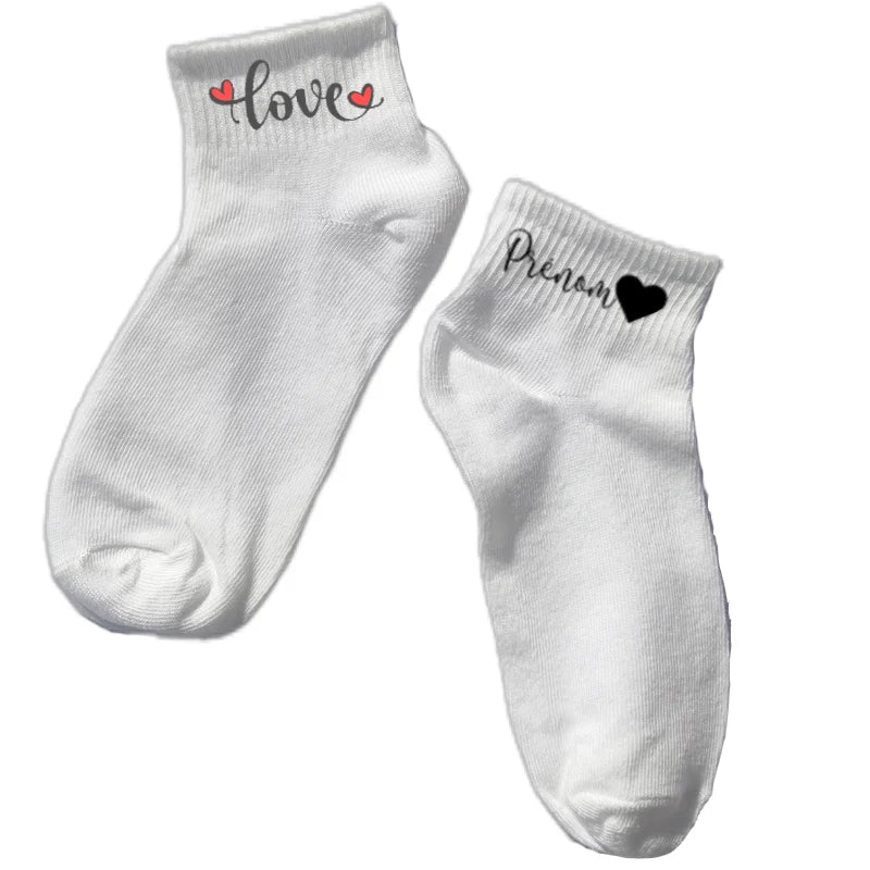 Chaussette courte personnalisée love disponible en blanc, rose, vert, jaune, violet et bleu