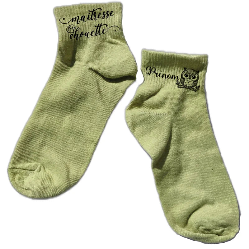 Chaussette courte personnalisée maitresse chouette disponible en blanc, rose, vert, jaune, violet et bleu