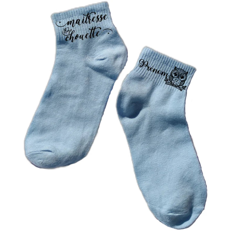 Chaussette courte personnalisée maitresse chouette disponible en blanc, rose, vert, jaune, violet et bleu