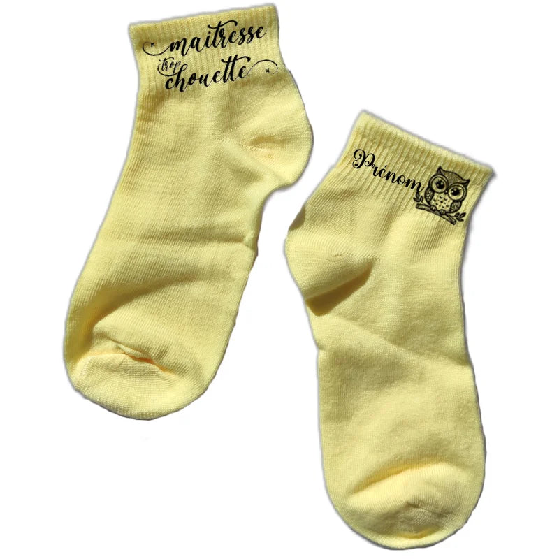 Chaussette courte personnalisée maitresse chouette disponible en blanc, rose, vert, jaune, violet et bleu