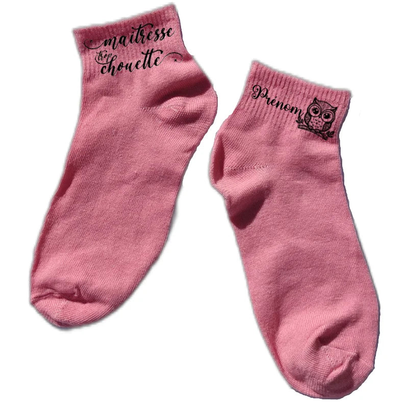 Chaussette courte personnalisée maitresse chouette disponible en blanc, rose, vert, jaune, violet et bleu