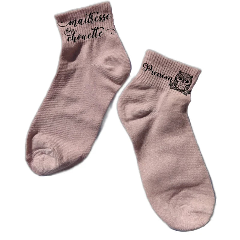 Chaussette courte personnalisée maitresse chouette disponible en blanc, rose, vert, jaune, violet et bleu