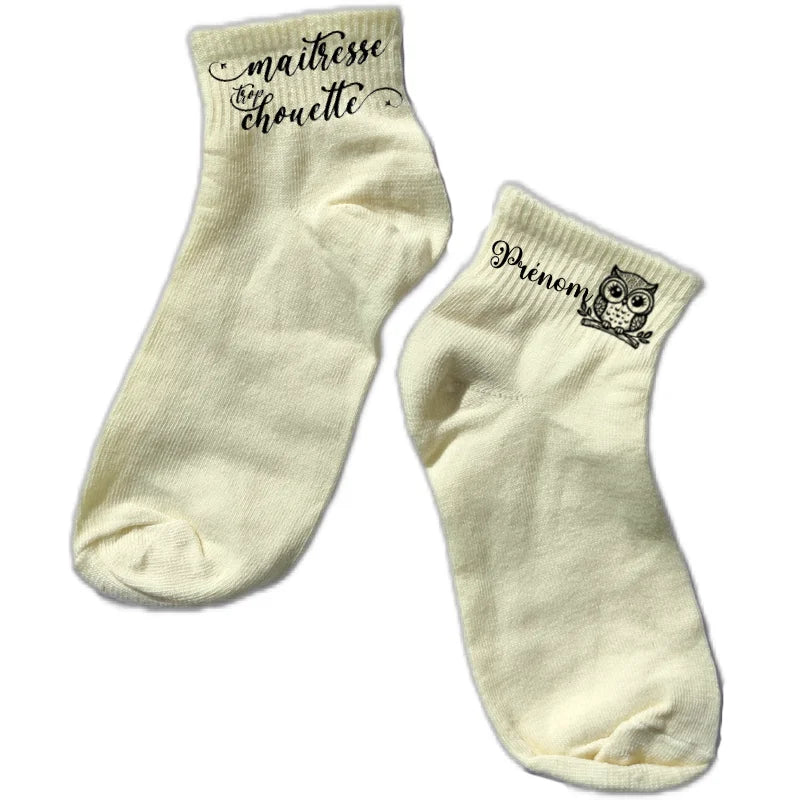 Chaussette courte personnalisée maitresse chouette disponible en blanc, rose, vert, jaune, violet et bleu