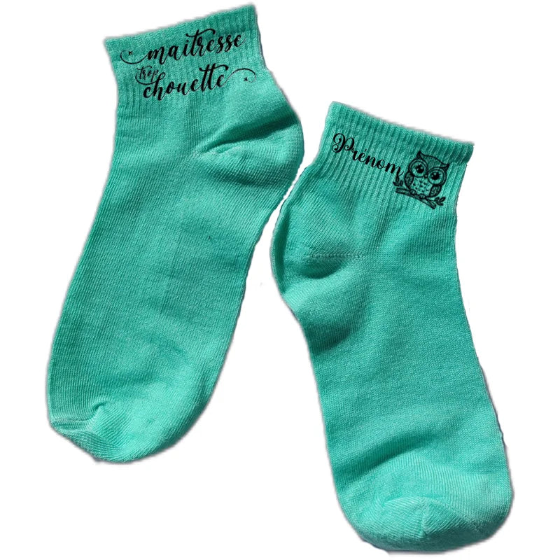 Chaussette courte personnalisée maitresse chouette disponible en blanc, rose, vert, jaune, violet et bleu
