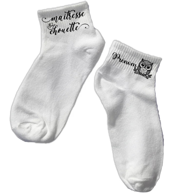 Chaussette courte personnalisée maitresse chouette disponible en blanc, rose, vert, jaune, violet et bleu