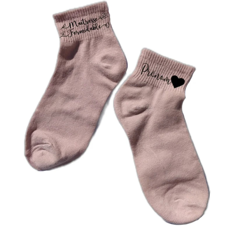 Chaussette courte personnalisée maitresse formidable disponible en blanc, rose, vert, jaune, violet et bleu