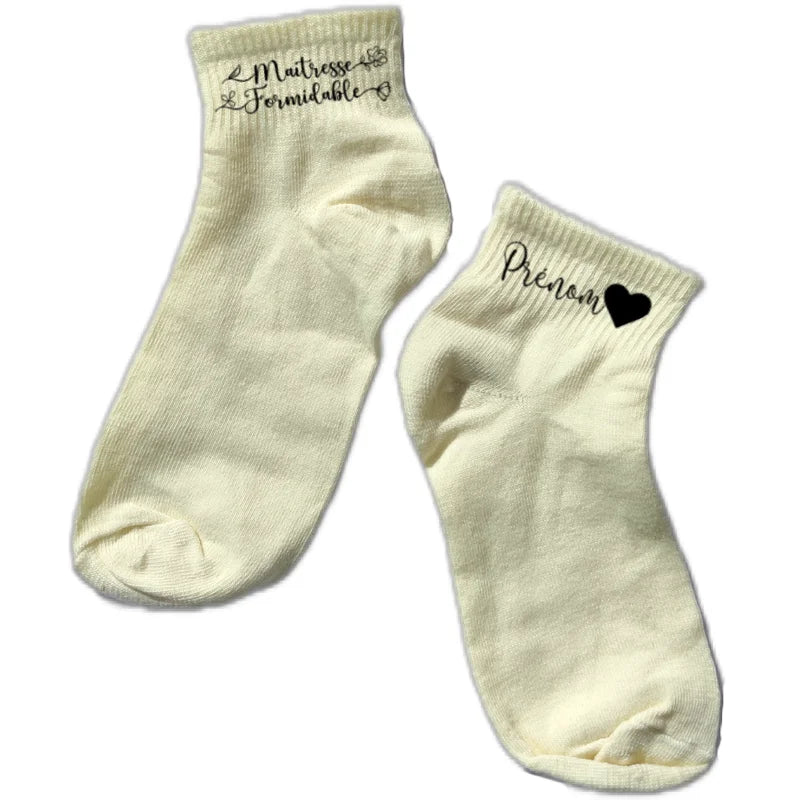 Chaussette courte personnalisée maitresse formidable disponible en blanc, rose, vert, jaune, violet et bleu