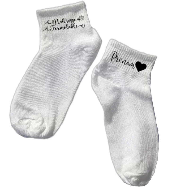 Chaussette courte personnalisée maitresse formidable disponible en blanc, rose, vert, jaune, violet et bleu