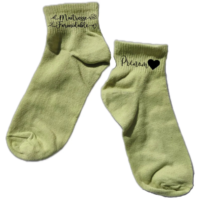 Chaussette courte personnalisée maitresse formidable disponible en blanc, rose, vert, jaune, violet et bleu