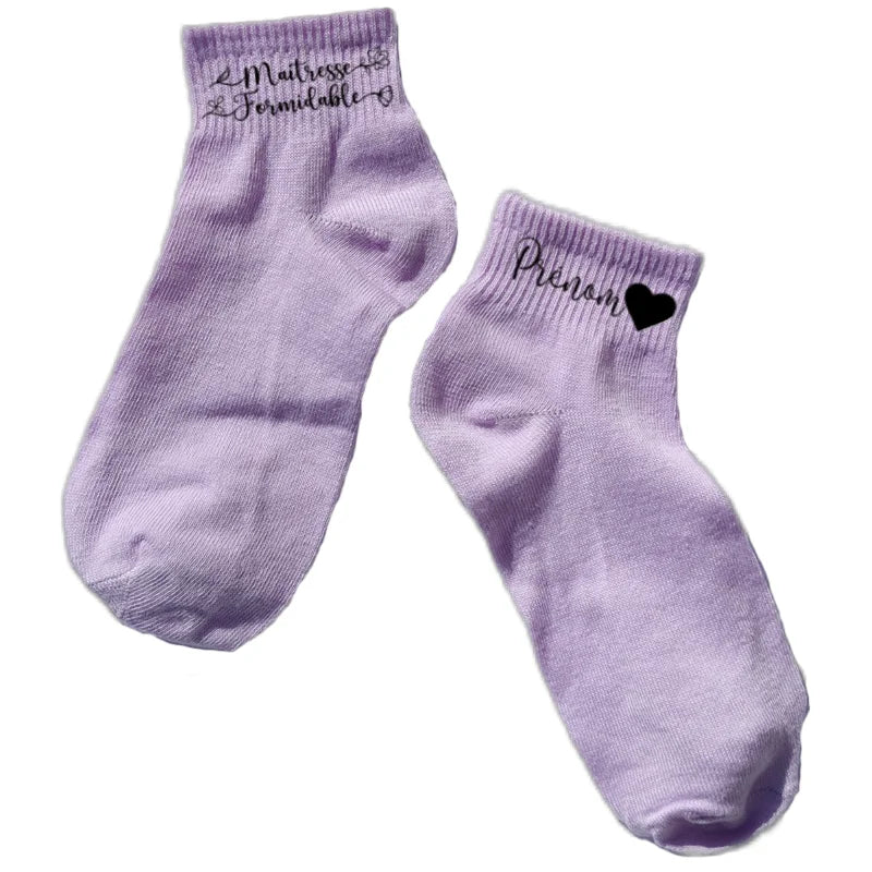 Chaussette courte personnalisée maitresse formidable disponible en blanc, rose, vert, jaune, violet et bleu