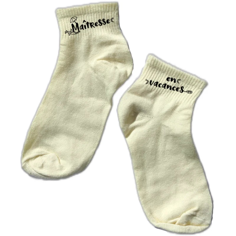 Chaussette courte maitresse vacances disponible en blanc, rose, vert, jaune, violet et bleu