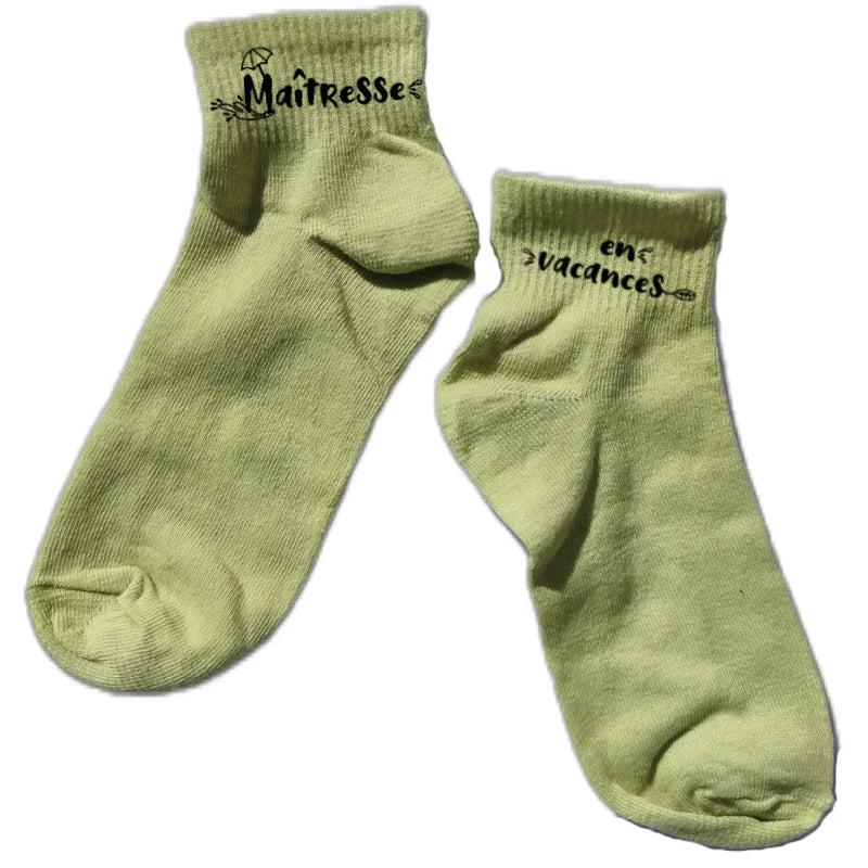 Chaussette courte maitresse vacances disponible en blanc, rose, vert, jaune, violet et bleu