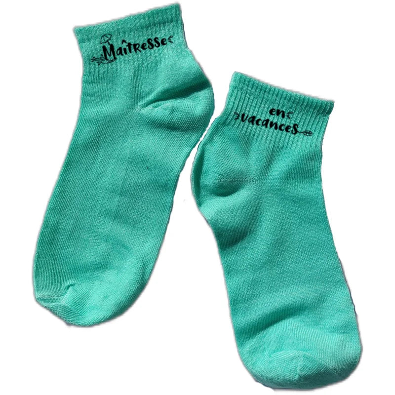 Chaussette courte maitresse vacances disponible en blanc, rose, vert, jaune, violet et bleu
