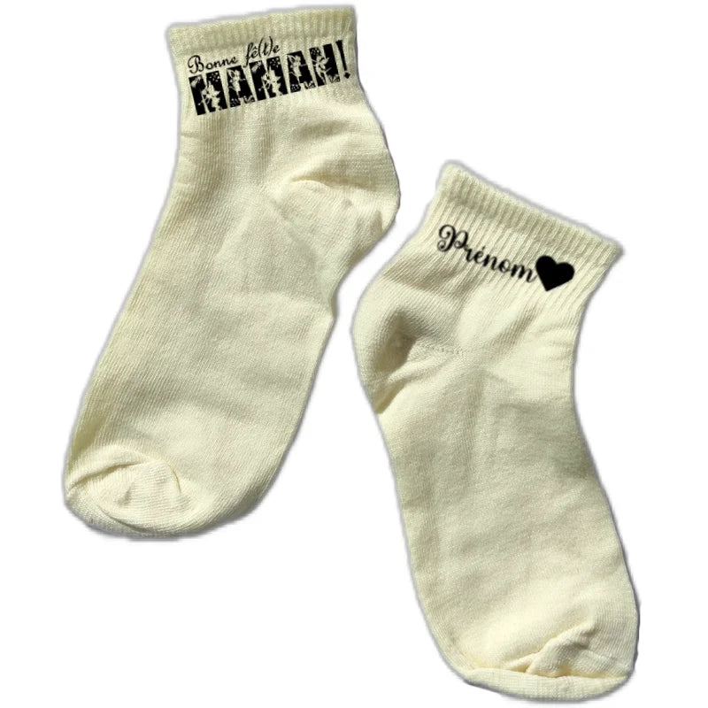 Chaussette courte personnalisée bonne fete maman disponible en blanc, rose, vert, jaune, violet et bleu