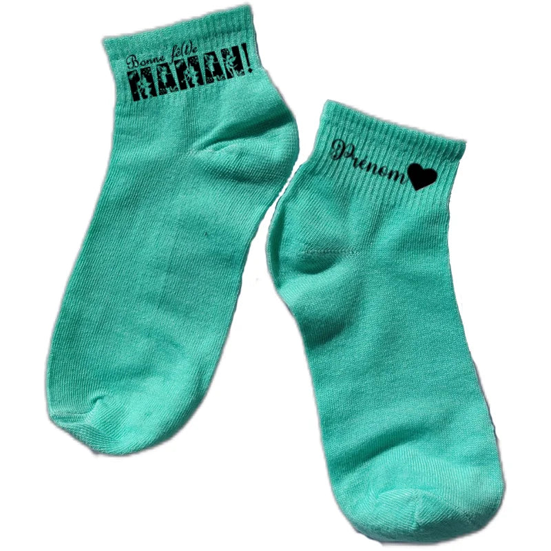 Chaussette courte personnalisée bonne fete maman disponible en blanc, rose, vert, jaune, violet et bleu