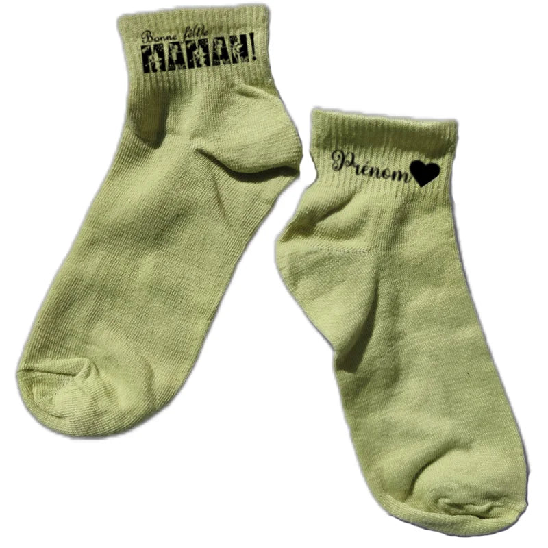 Chaussette courte personnalisée bonne fete maman disponible en blanc, rose, vert, jaune, violet et bleu