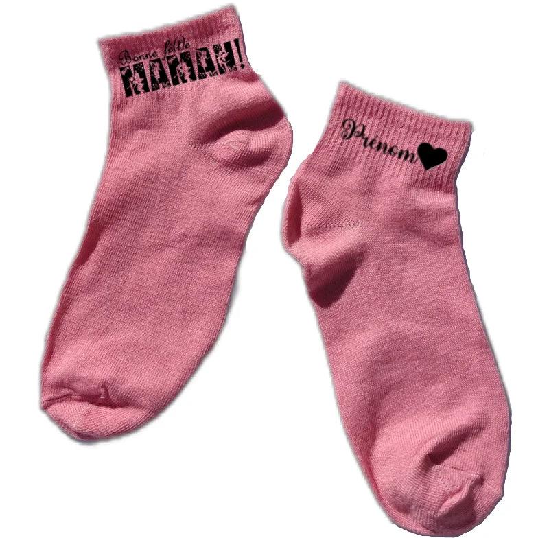 Chaussette courte personnalisée bonne fete maman disponible en blanc, rose, vert, jaune, violet et bleu