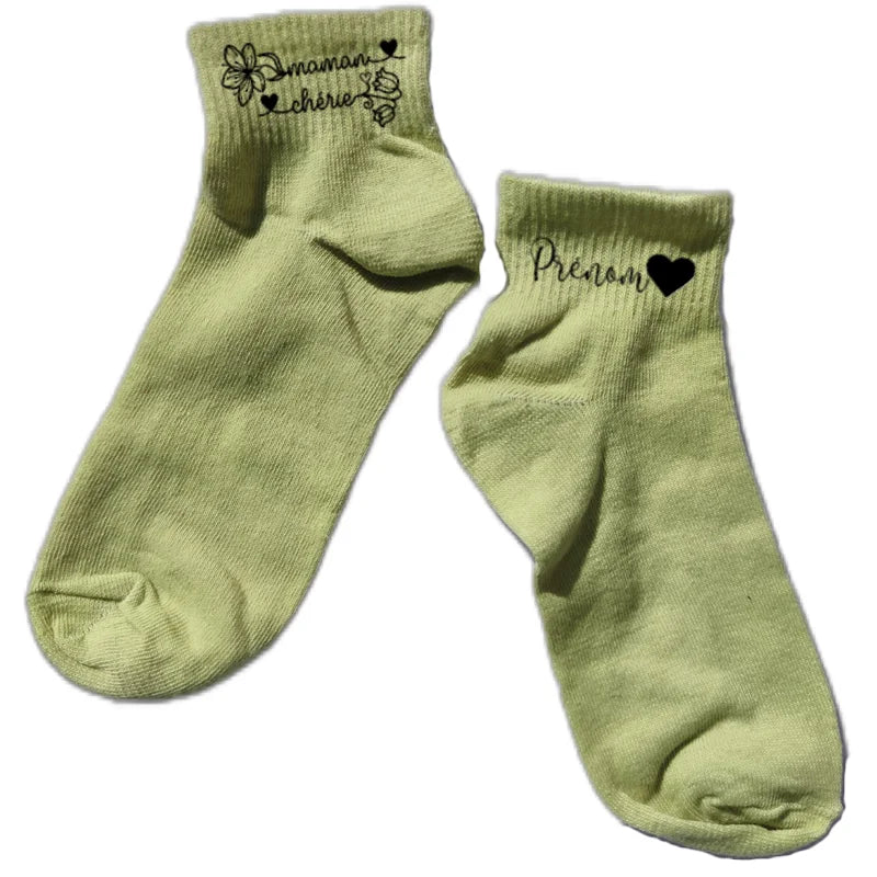 Chaussette courte personnalisée maman chérie disponible en blanc, rose, vert, jaune, violet et bleu
