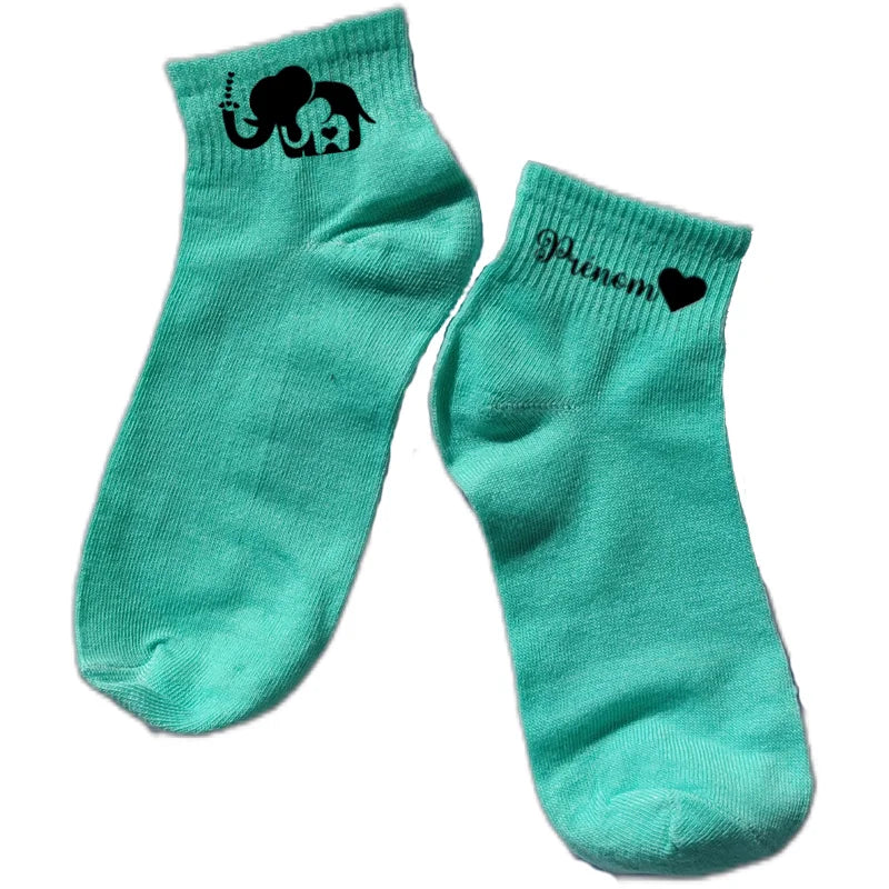 Chaussette courte personnalisée maman elephant disponible en blanc, rose, vert, jaune, violet et bleu