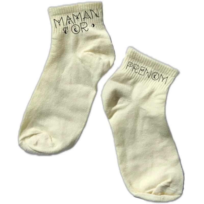 Chaussette courte personnalisée maman en or disponible en blanc, rose, vert, jaune, violet et bleu