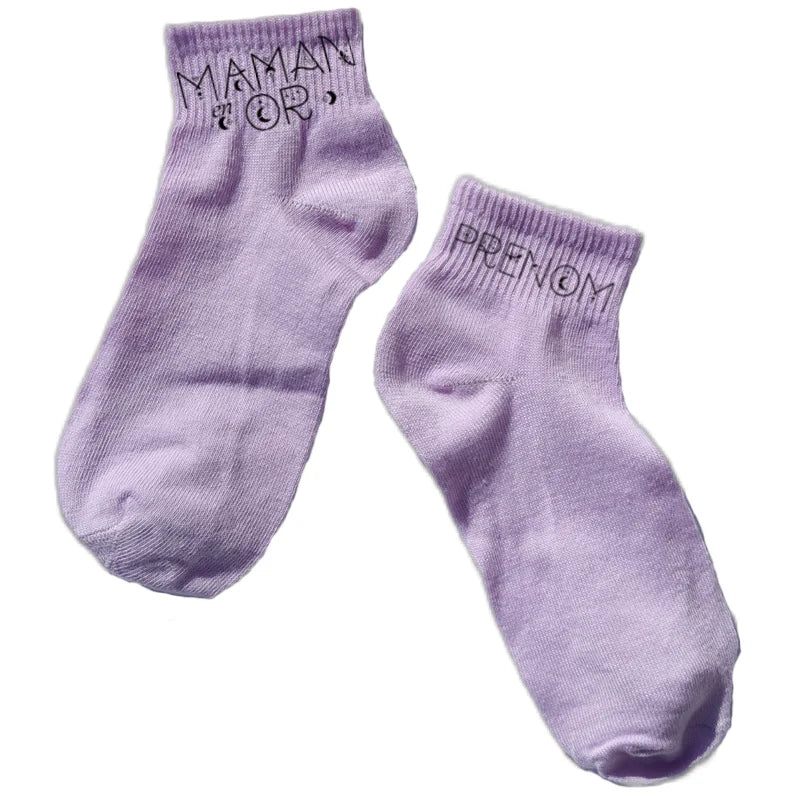 Chaussette courte personnalisée maman en or disponible en blanc, rose, vert, jaune, violet et bleu