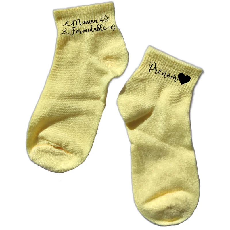 Chaussette courte personnalisée maman formidable disponible en blanc, rose, vert, jaune, violet et bleu