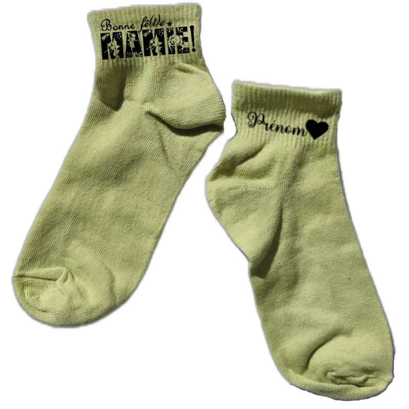 Chaussette courte personnalisée bonne fete mamie disponible en blanc, rose, vert, jaune, violet et bleu