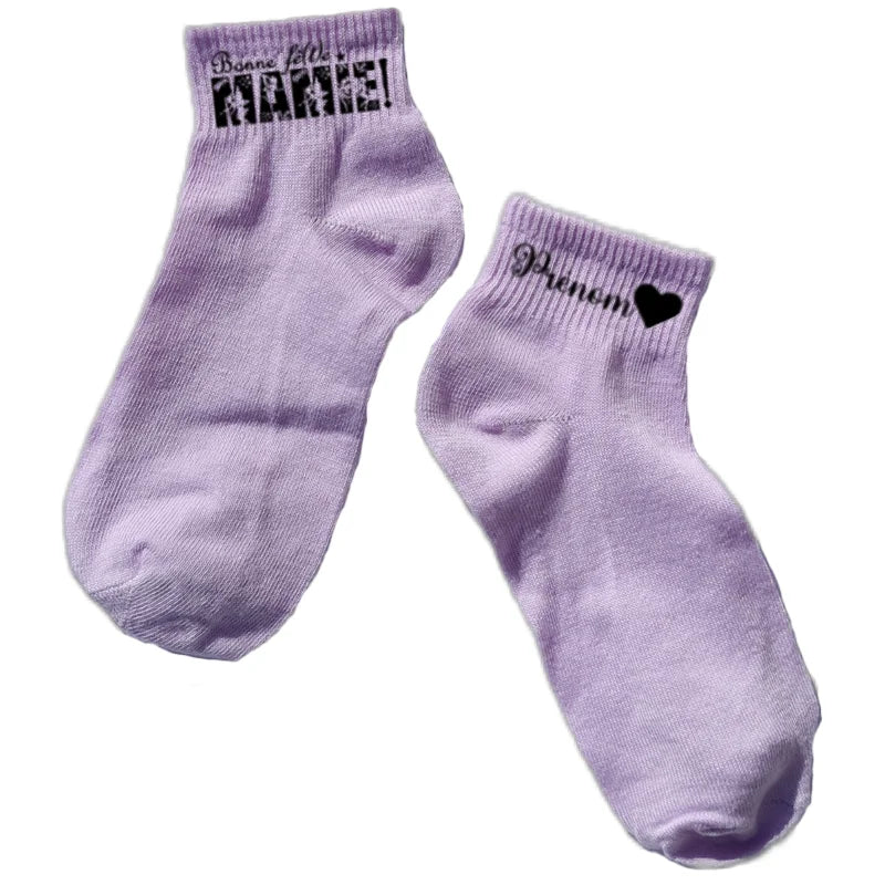 Chaussette courte personnalisée bonne fete mamie disponible en blanc, rose, vert, jaune, violet et bleu
