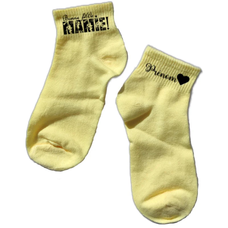 Chaussette courte personnalisée bonne fete mamie disponible en blanc, rose, vert, jaune, violet et bleu