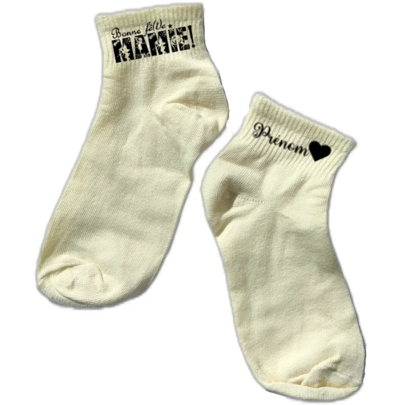 Chaussette courte personnalisée bonne fete mamie disponible en blanc, rose, vert, jaune, violet et bleu