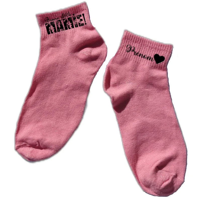 Chaussette courte personnalisée bonne fete mamie disponible en blanc, rose, vert, jaune, violet et bleu